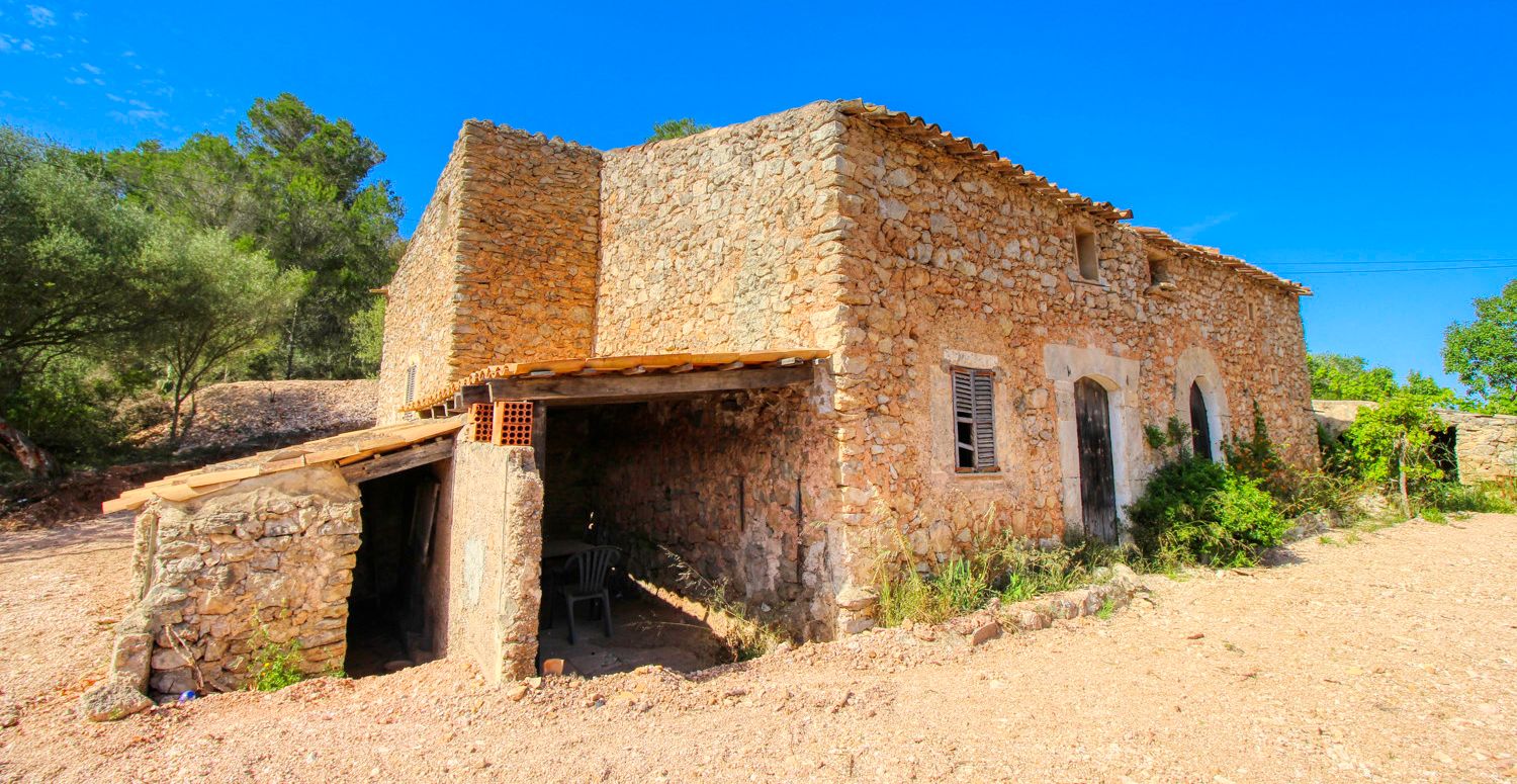 Zu-verkaufen-großes-traditionelles-Haus-zur-Renovierung-in-Son-Servera