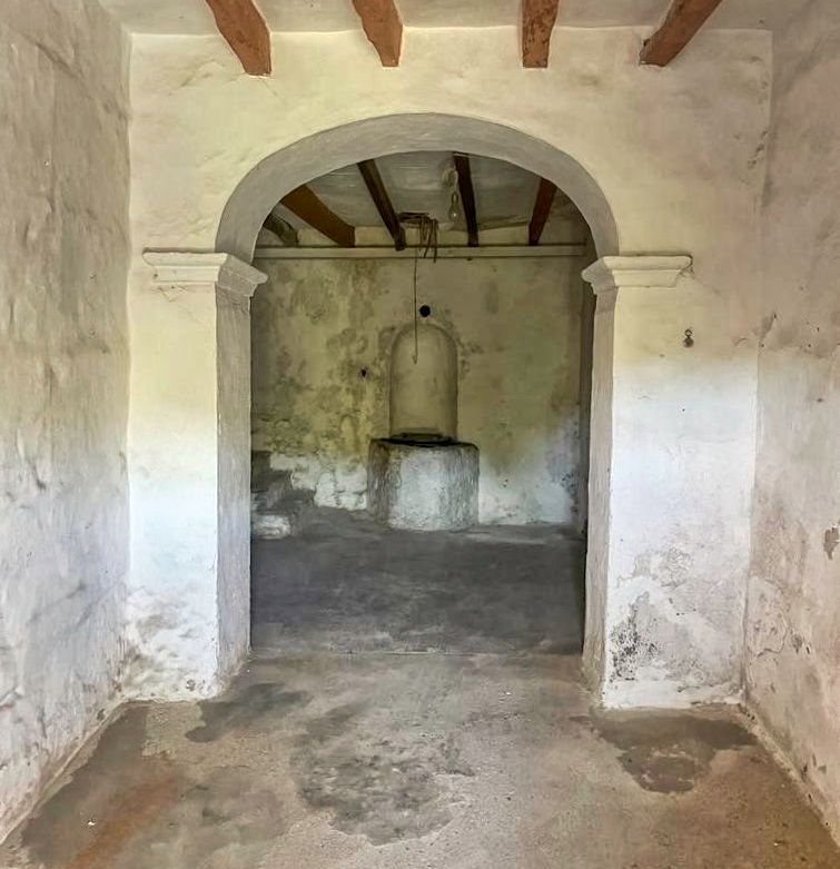 Zu-verkaufen-großes-traditionelles-Haus-zur-Renovierung-in-Son-Servera