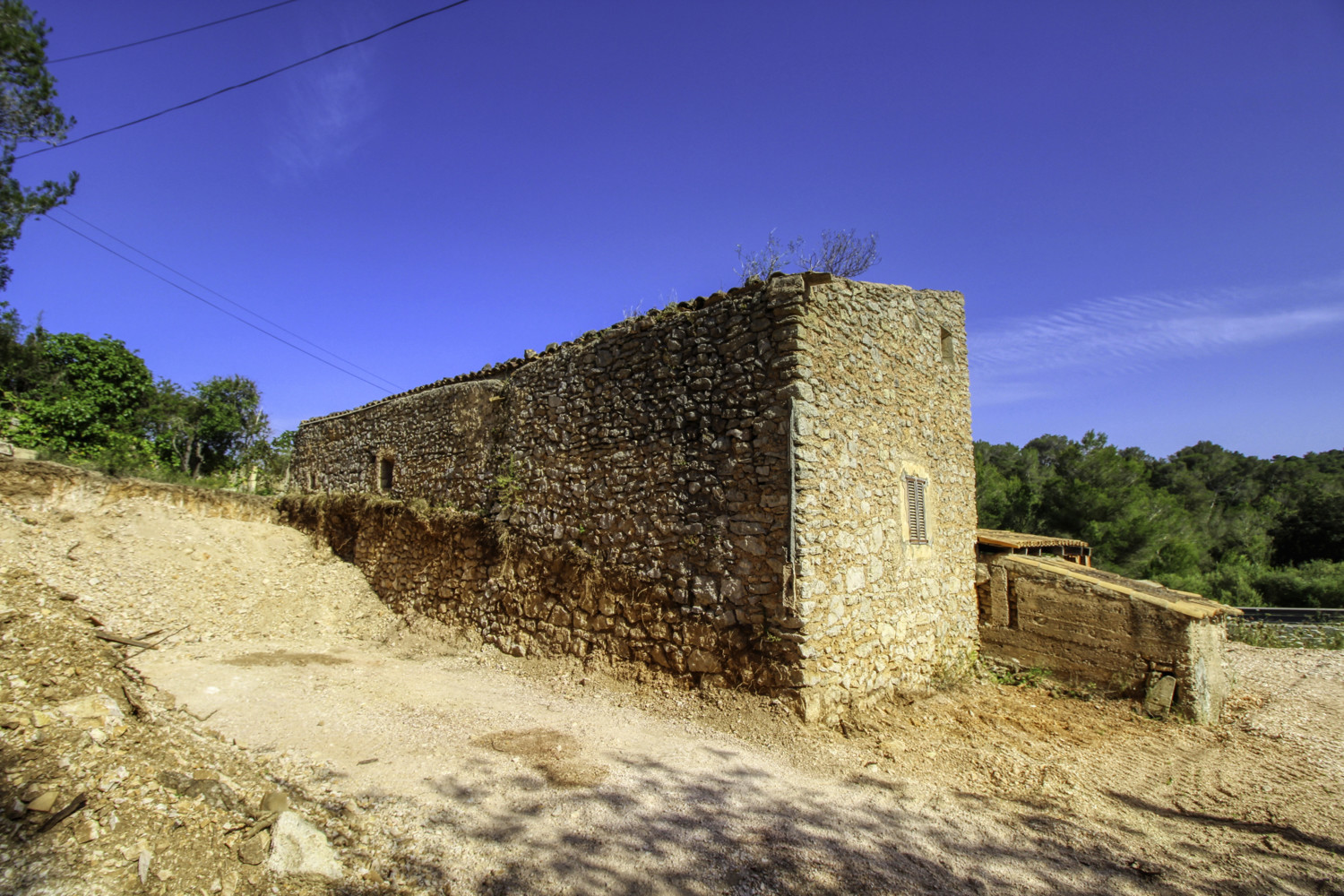 Zu-verkaufen-großes-traditionelles-Haus-zur-Renovierung-in-Son-Servera
