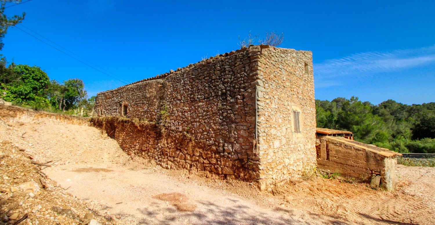 Zu-verkaufen-großes-traditionelles-Haus-zur-Renovierung-in-Son-Servera