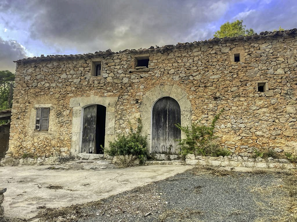 Zu-verkaufen-großes-traditionelles-Haus-zur-Renovierung-in-Son-Servera