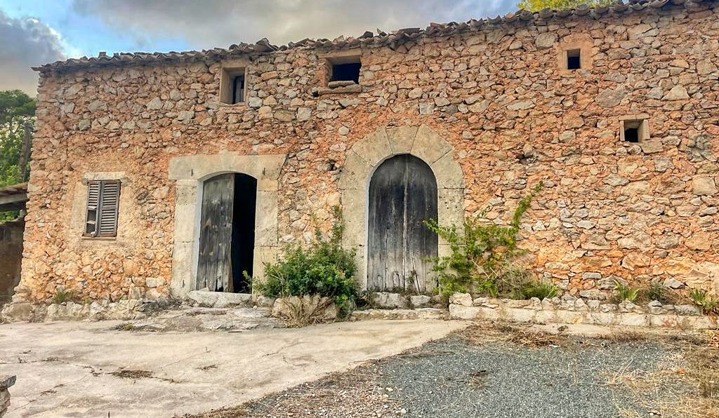 Zu-verkaufen-großes-traditionelles-Haus-zur-Renovierung-in-Son-Servera