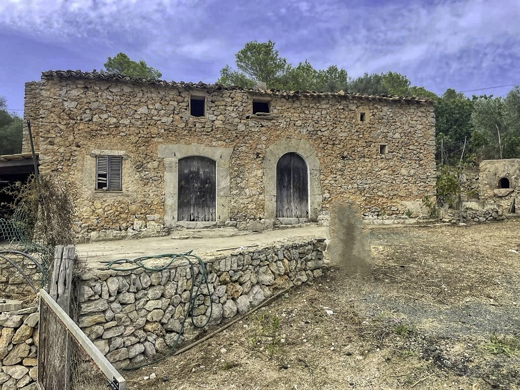 Zu-verkaufen-großes-traditionelles-Haus-zur-Renovierung-in-Son-Servera