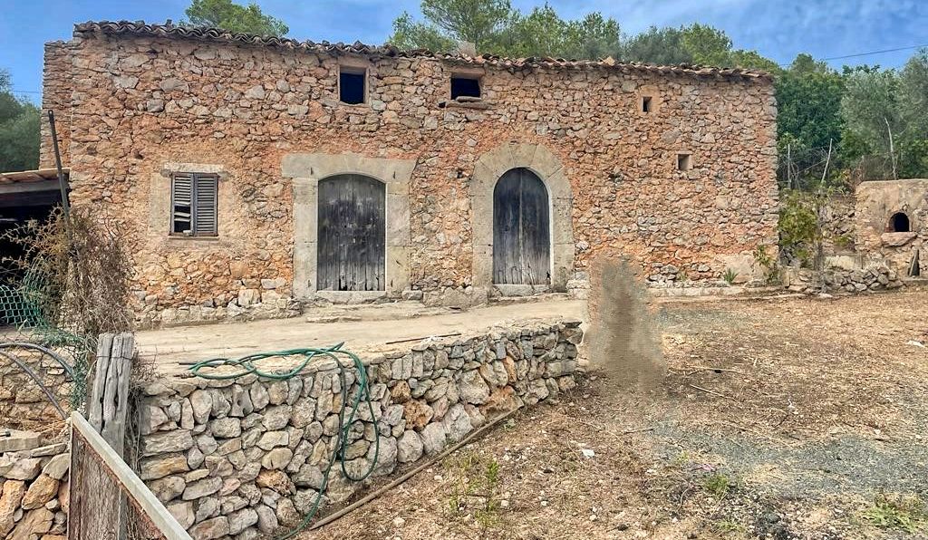Zu-verkaufen-großes-traditionelles-Haus-zur-Renovierung-in-Son-Servera