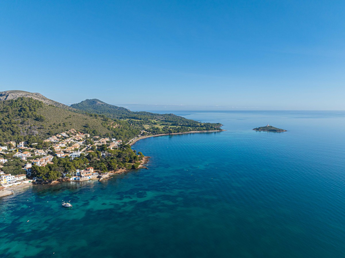 Lujosa-Villa-frente-al-mar-en-Alcanada-Alcudia-Mallorca