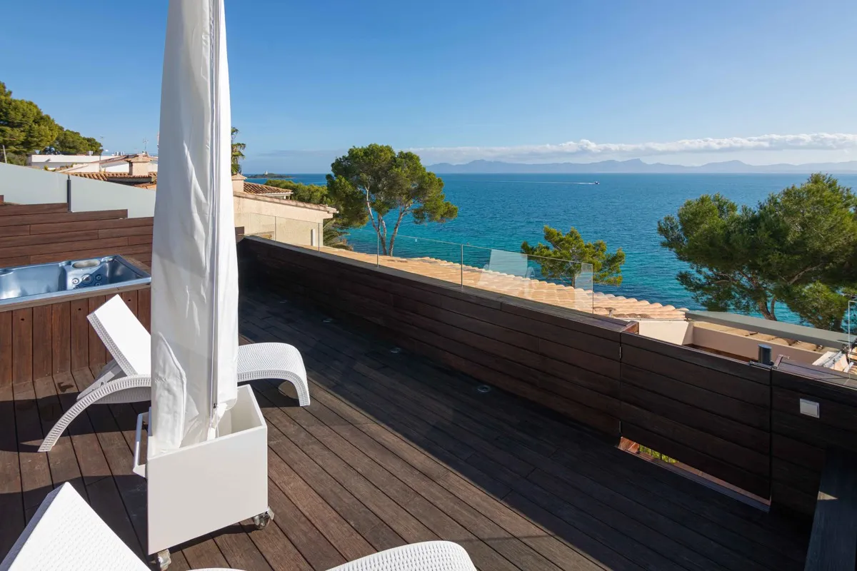 Luxury-sea-front-Villa-in-Alcanada-Alcudia-Mallorca