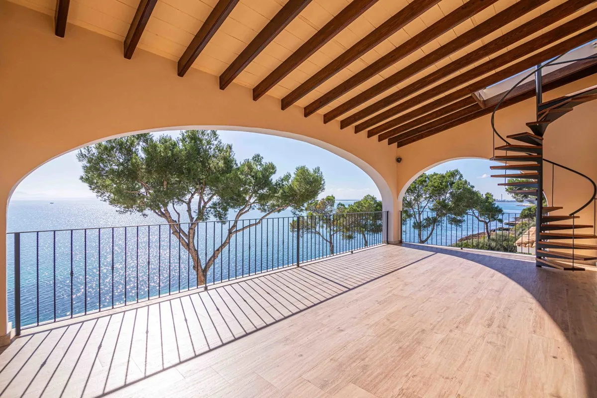Luxury-sea-front-Villa-in-Alcanada-Alcudia-Mallorca