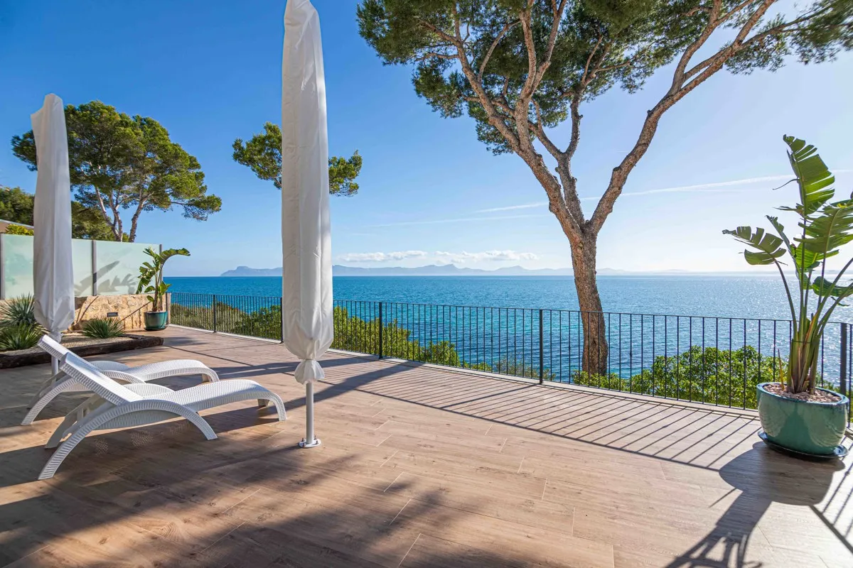Luxury-sea-front-Villa-in-Alcanada-Alcudia-Mallorca