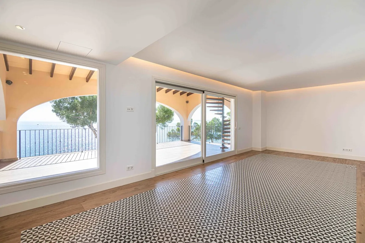 Luxury-sea-front-Villa-in-Alcanada-Alcudia-Mallorca