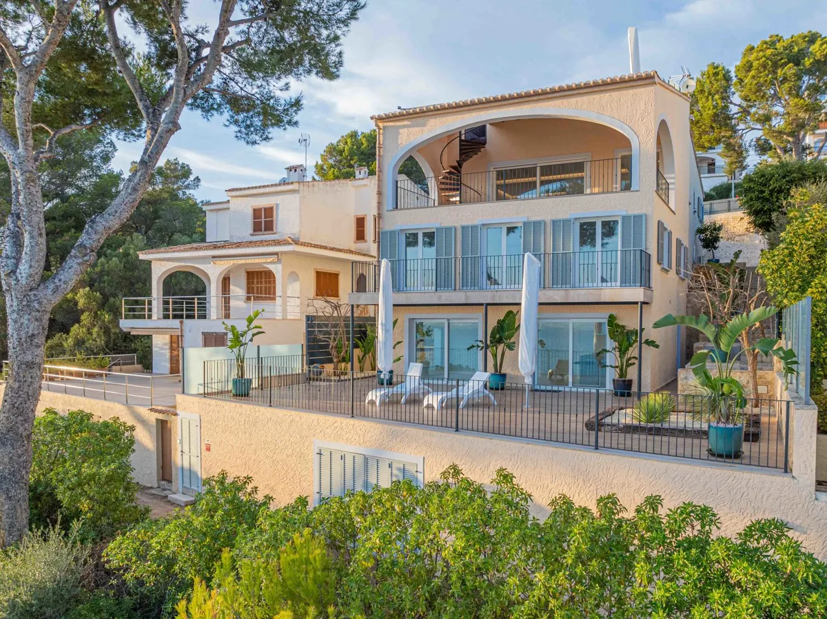 Luxury-sea-front-Villa-in-Alcanada-Alcudia-Mallorca