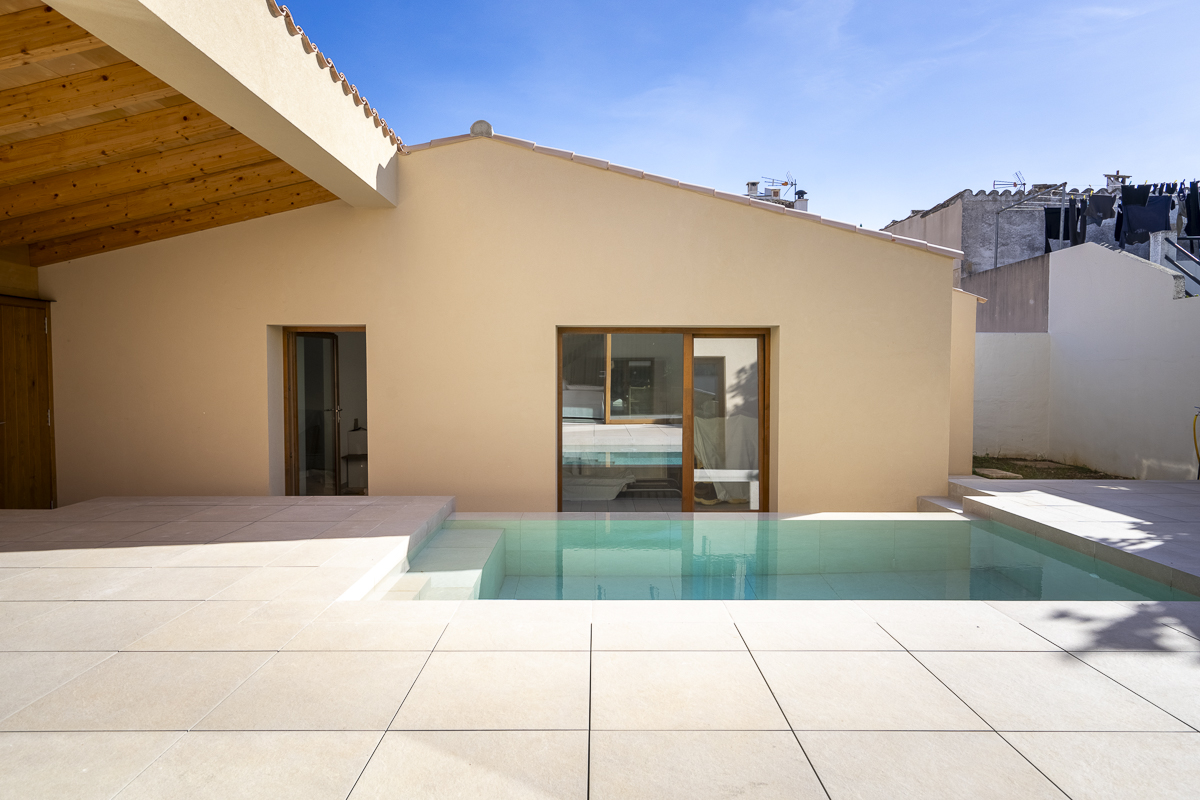 Neubau-Stadthaus-mit-Pool-in-Pollensa-Mallorca-2