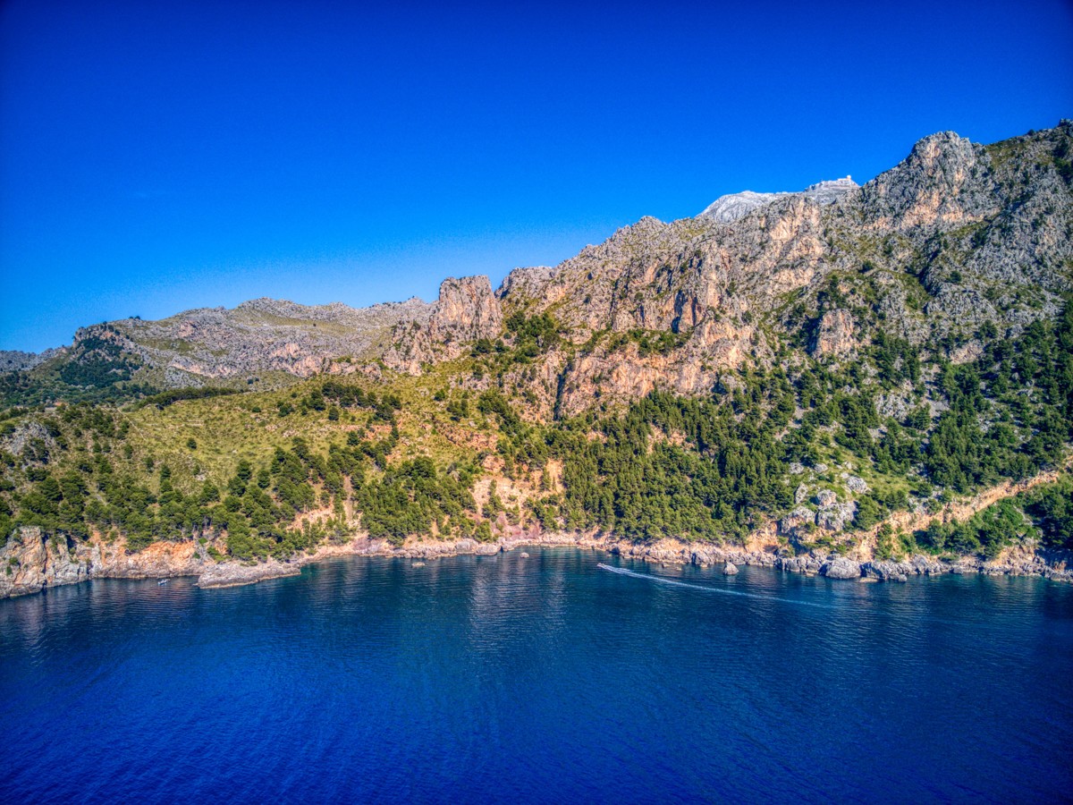 Atemberaube Küstenlandschaft in erster Meereslinie im Herzen des Unesco Welterbes Tramuntana zwischen Cala Tuent  und Soller.