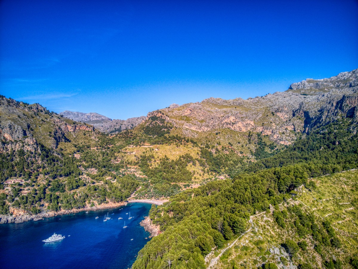 Atemberaube Küstenlandschaft in erster Meereslinie im Herzen des Unesco Welterbes Tramuntana zwischen Cala Tuent  und Soller.