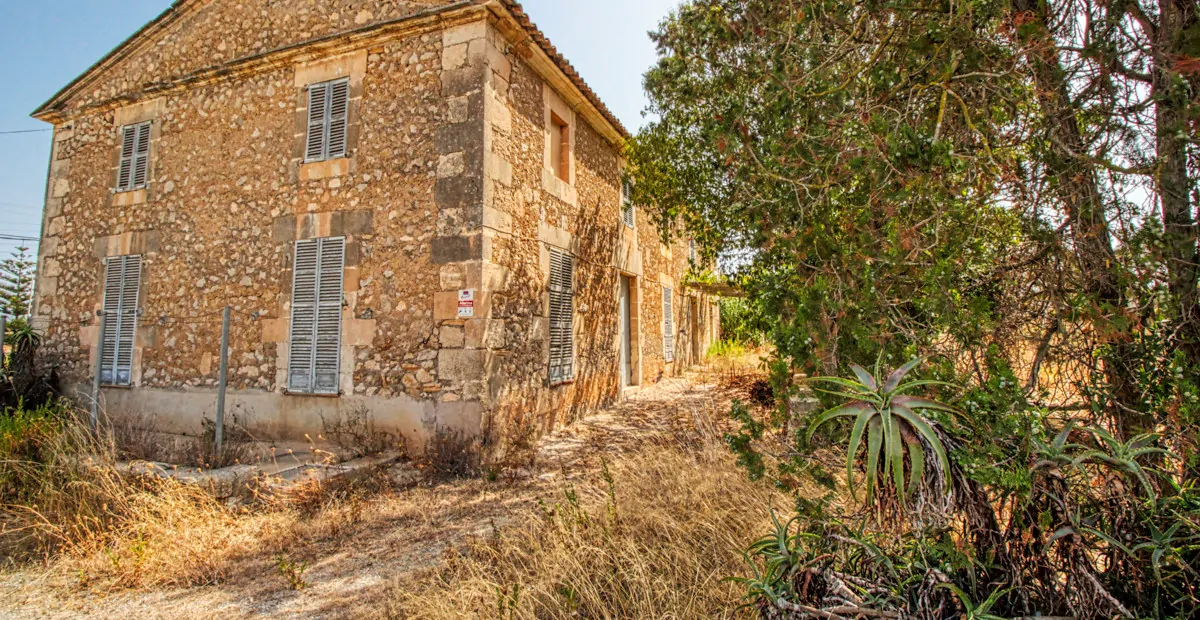 Zu-verkaufen-historisches-Landhaus-am-Rande-von-Manacor