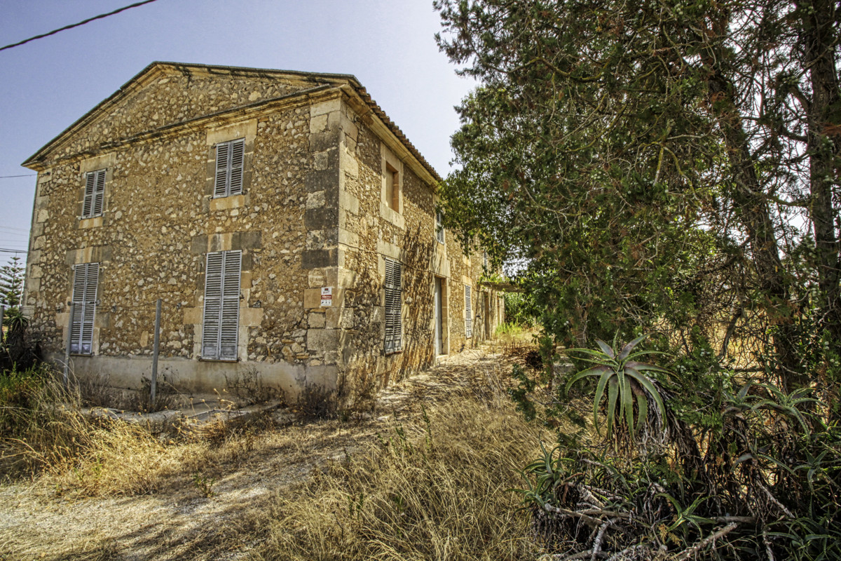 Zu-verkaufen-historisches-Landhaus-am-Rande-von-Manacor