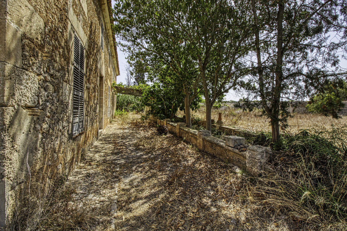 Zu-verkaufen-historisches-Landhaus-am-Rande-von-Manacor