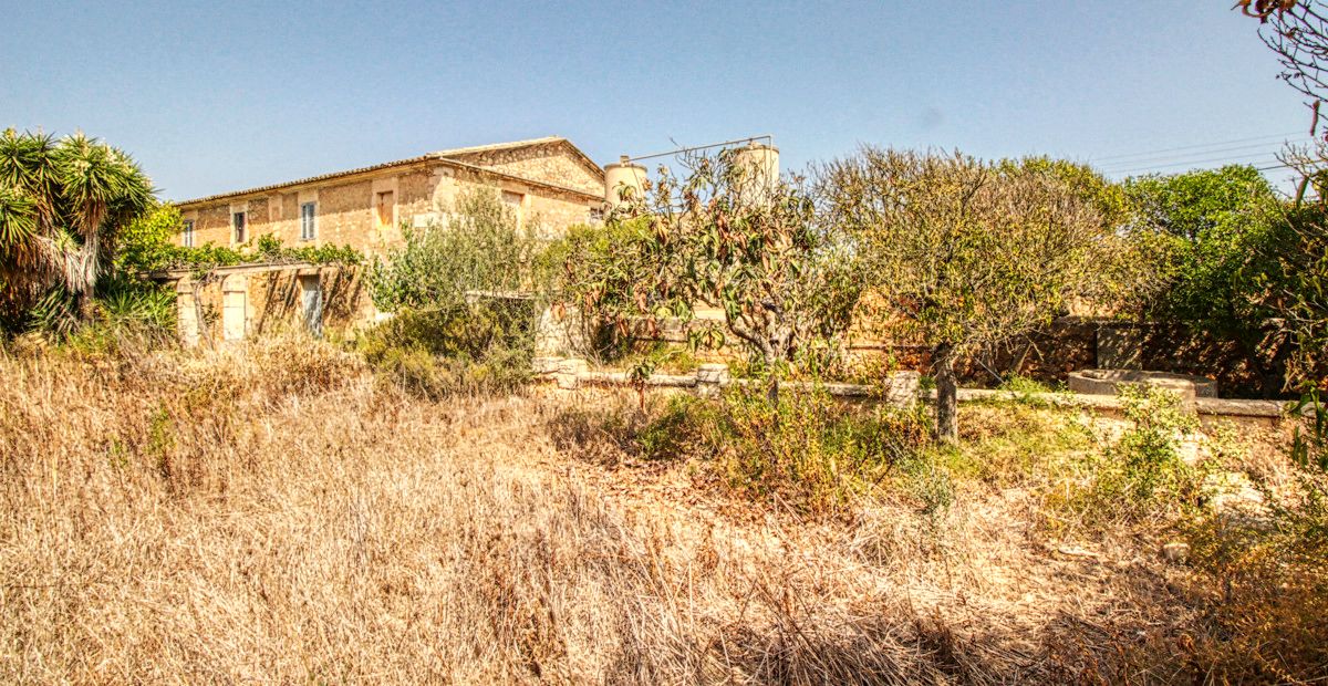 Zu-verkaufen-historisches-Landhaus-am-Rande-von-Manacor
