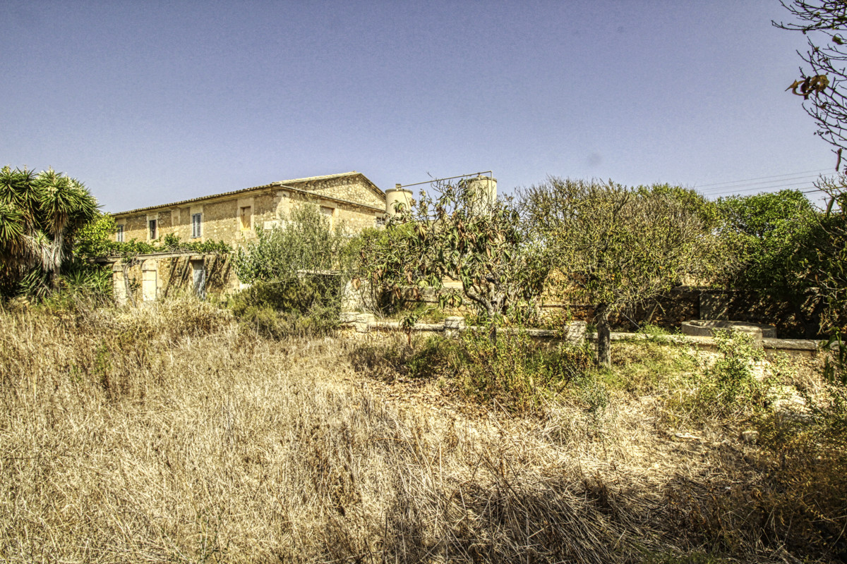 Zu-verkaufen-historisches-Landhaus-am-Rande-von-Manacor