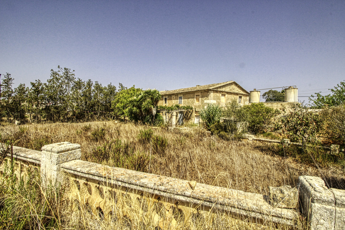 Zu-verkaufen-historisches-Landhaus-am-Rande-von-Manacor