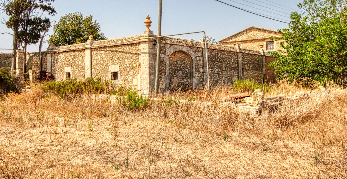 Zu-verkaufen-historisches-Landhaus-am-Rande-von-Manacor