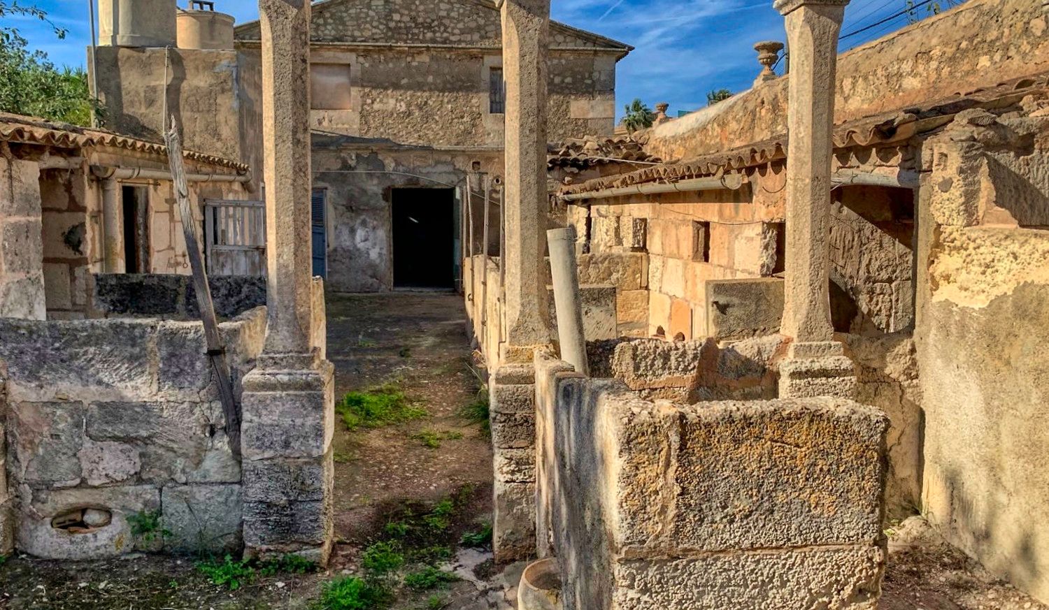 Zu-verkaufen-historisches-Landhaus-am-Rande-von-Manacor