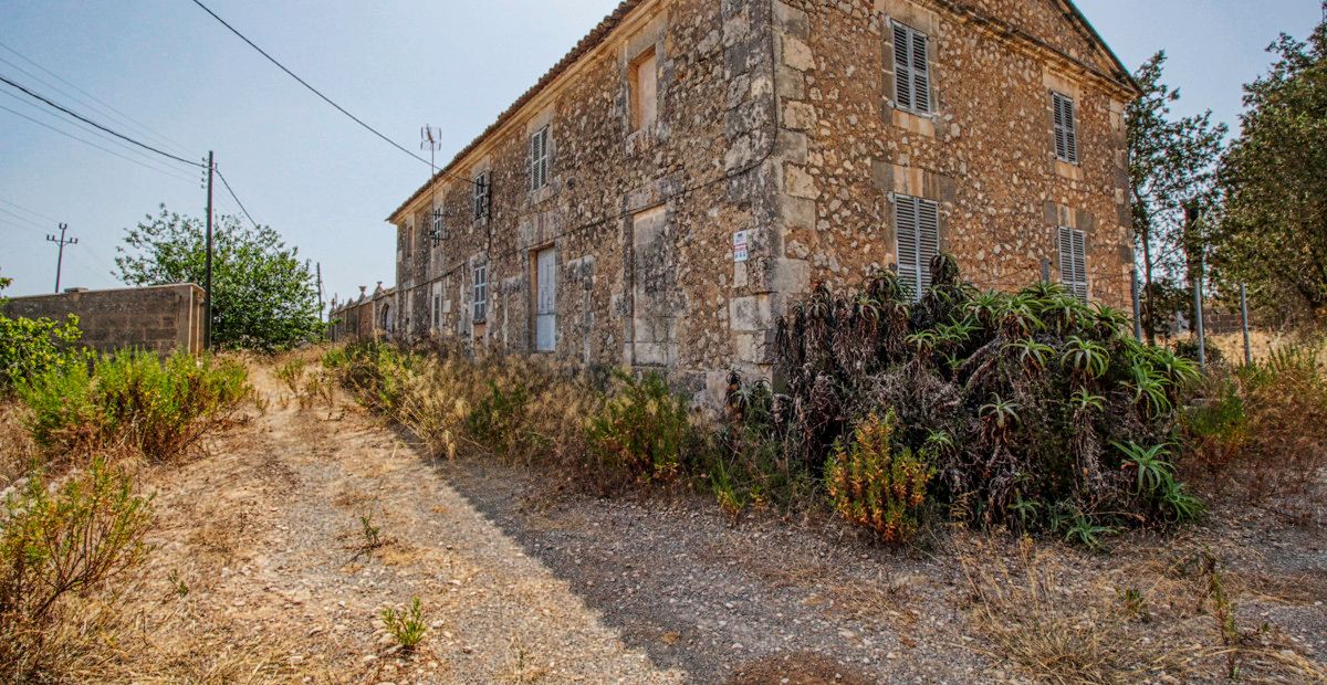 Zu-verkaufen-historisches-Landhaus-am-Rande-von-Manacor
