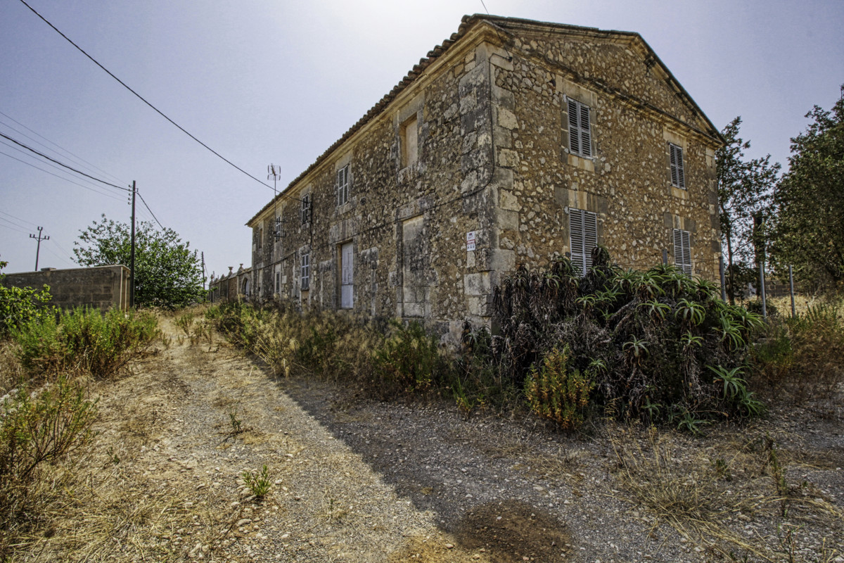 Zu-verkaufen-historisches-Landhaus-am-Rande-von-Manacor