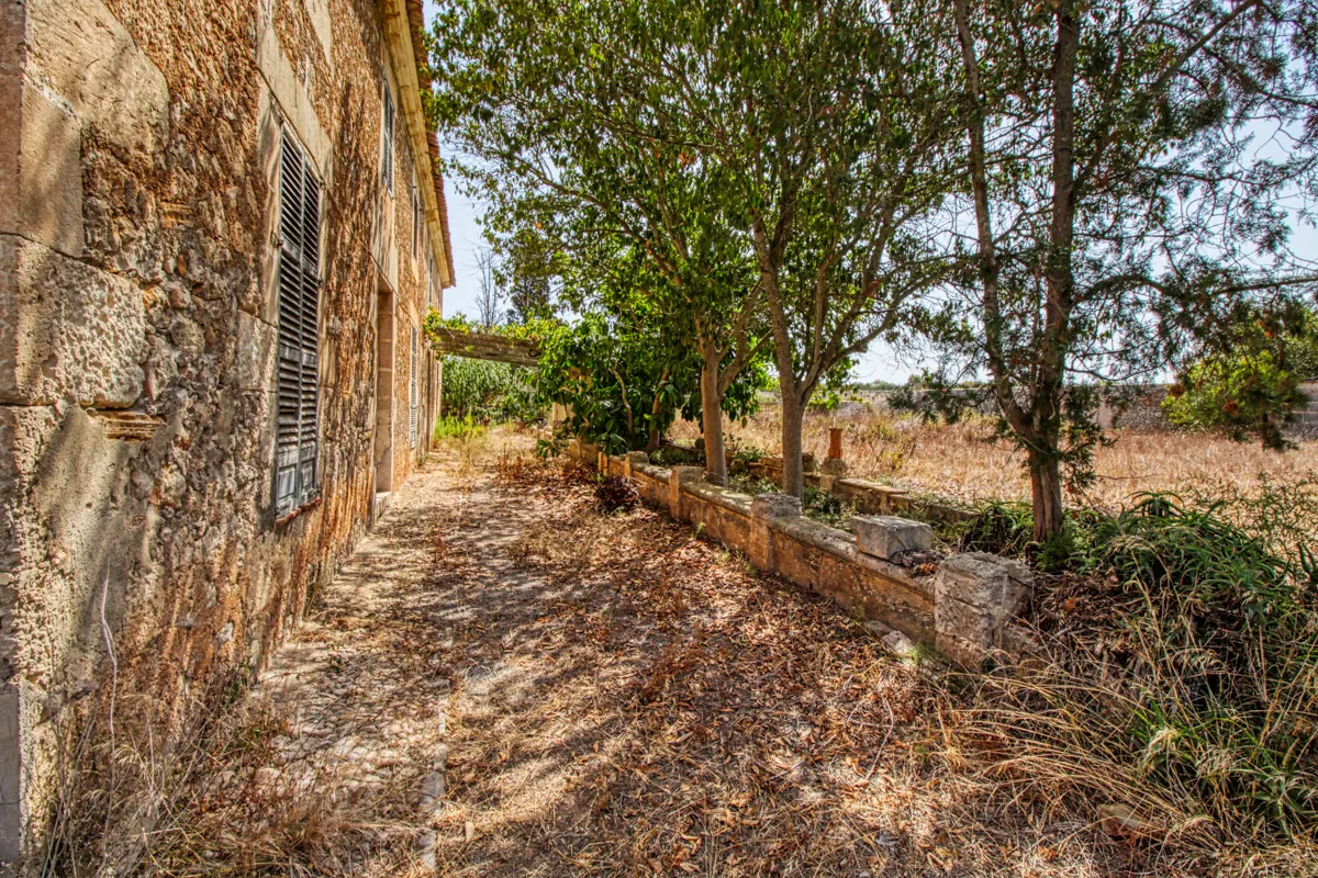 For-sale-historic-rustic-house-on-the-outskirts-of-Manacor