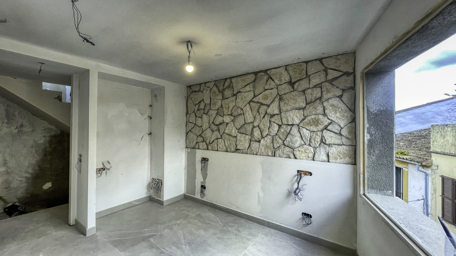 Traditionelles-Haus-in-Renovierung-mit-Garage-und-Terrasse-mit-Blick-auf-Arta