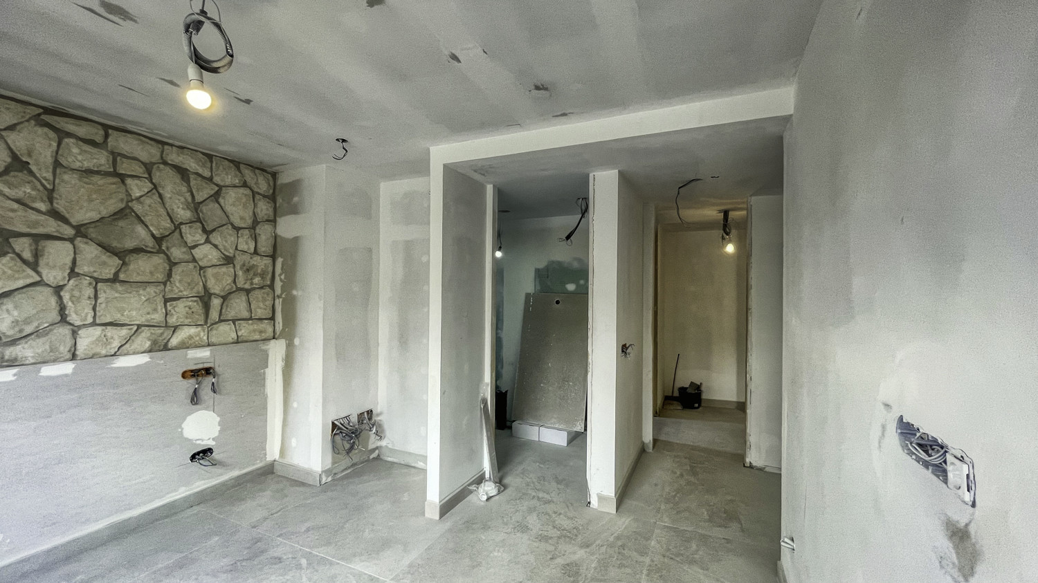 Traditionelles-Haus-in-Renovierung-mit-Garage-und-Terrasse-mit-Blick-auf-Arta