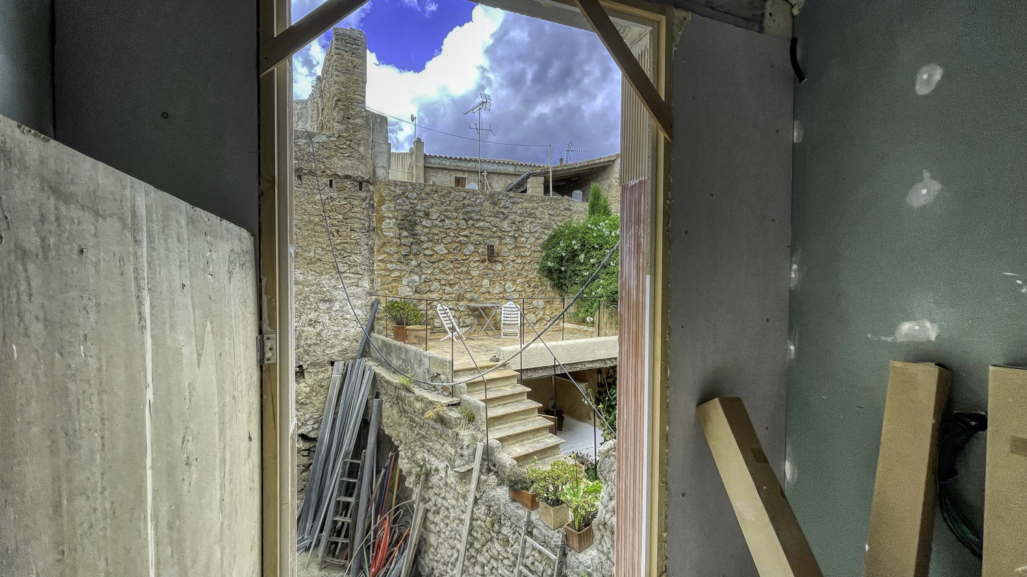 Traditionelles-Haus-in-Renovierung-mit-Garage-und-Terrasse-mit-Blick-auf-Arta