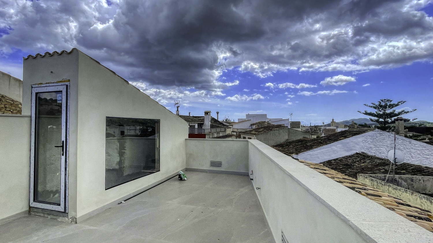 Traditionelles-Haus-in-Renovierung-mit-Garage-und-Terrasse-mit-Blick-auf-Arta