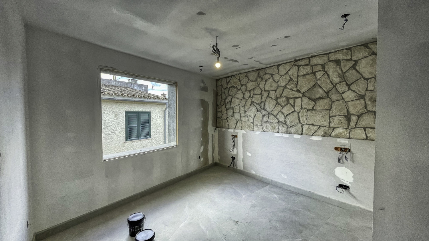 Traditionelles-Haus-in-Renovierung-mit-Garage-und-Terrasse-mit-Blick-auf-Arta