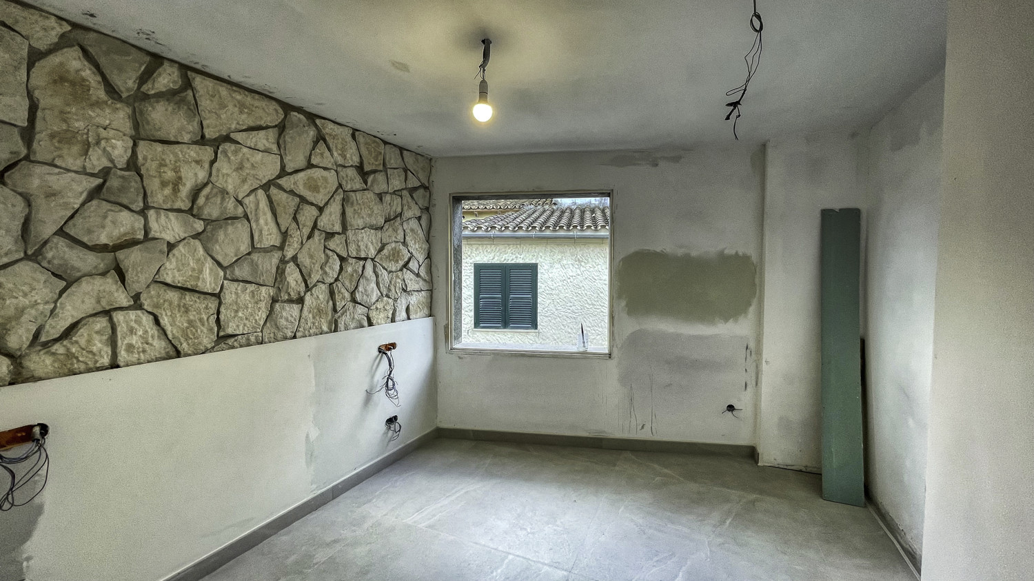 Traditionelles-Haus-in-Renovierung-mit-Garage-und-Terrasse-mit-Blick-auf-Arta