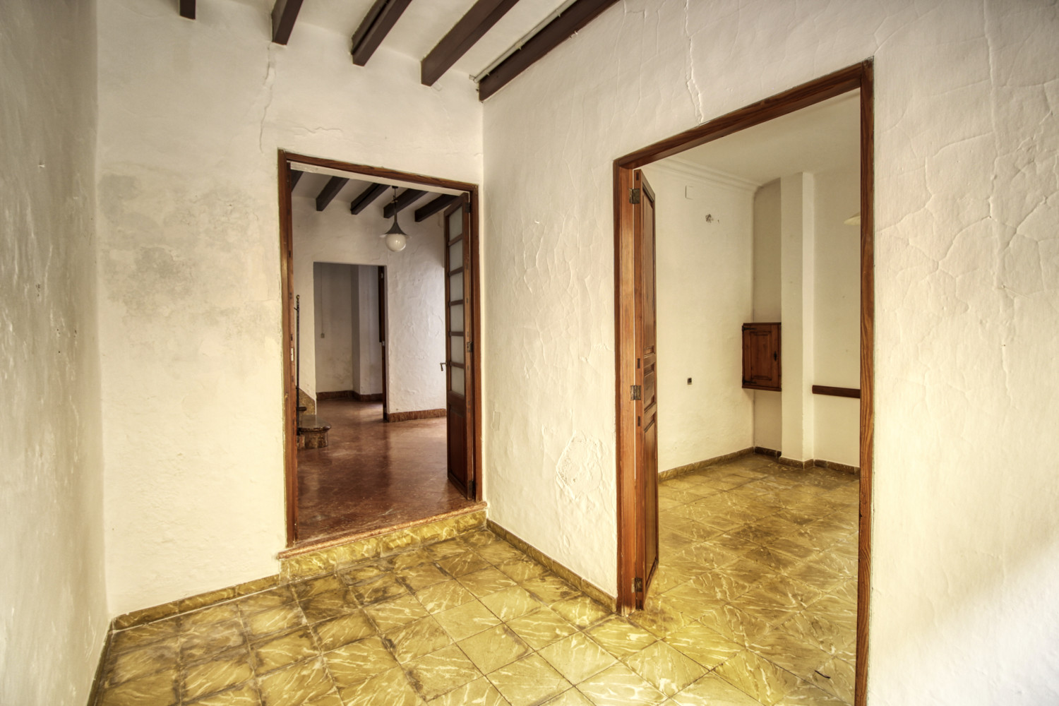 En-venta-gran-casa-Coliving-para-reformar-con-fantástica-terraza-en-muy-buena-zona-en-el-corazón-de-Pollensa