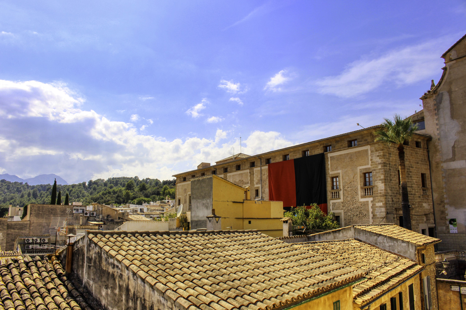 En-venta-gran-casa-Coliving-para-reformar-con-fantástica-terraza-en-muy-buena-zona-en-el-corazón-de-Pollensa