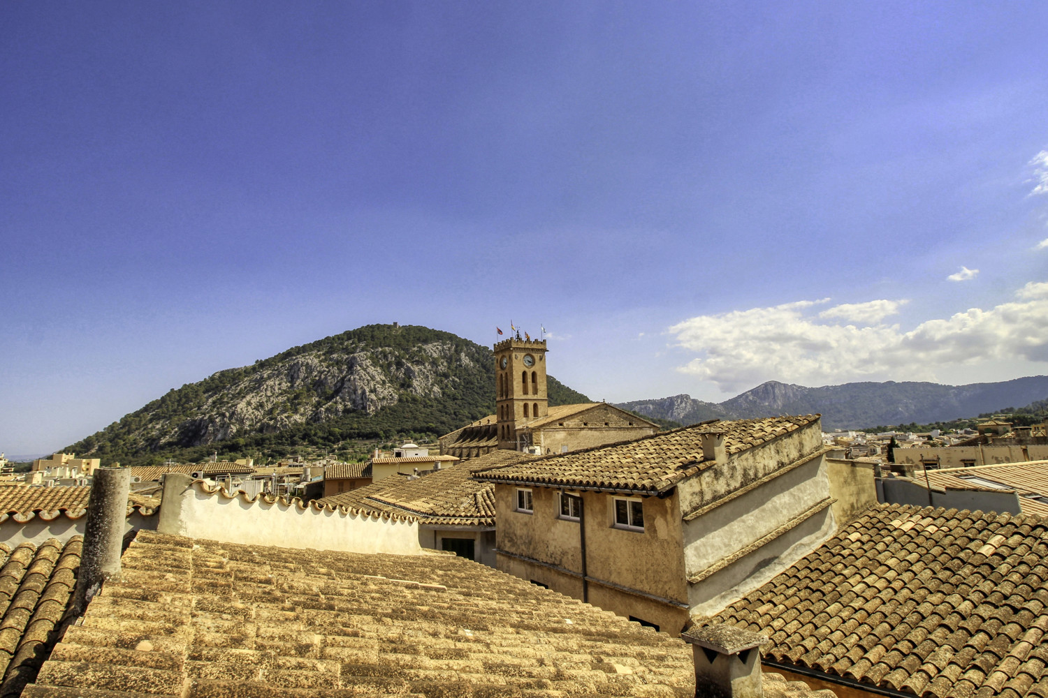 En-venta-gran-casa-Coliving-para-reformar-con-fantástica-terraza-en-muy-buena-zona-en-el-corazón-de-Pollensa