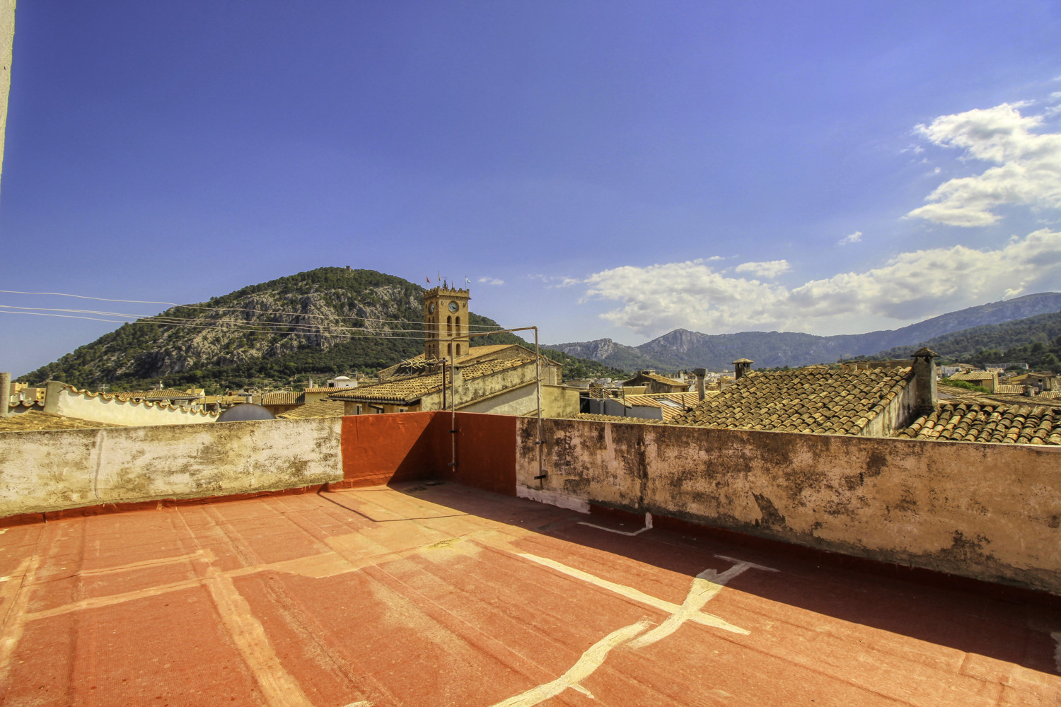 En-venta-gran-casa-Coliving-para-reformar-con-fantástica-terraza-en-muy-buena-zona-en-el-corazón-de-Pollensa