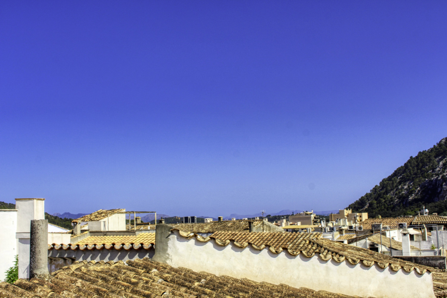 En-venta-gran-casa-Coliving-para-reformar-con-fantástica-terraza-en-muy-buena-zona-en-el-corazón-de-Pollensa