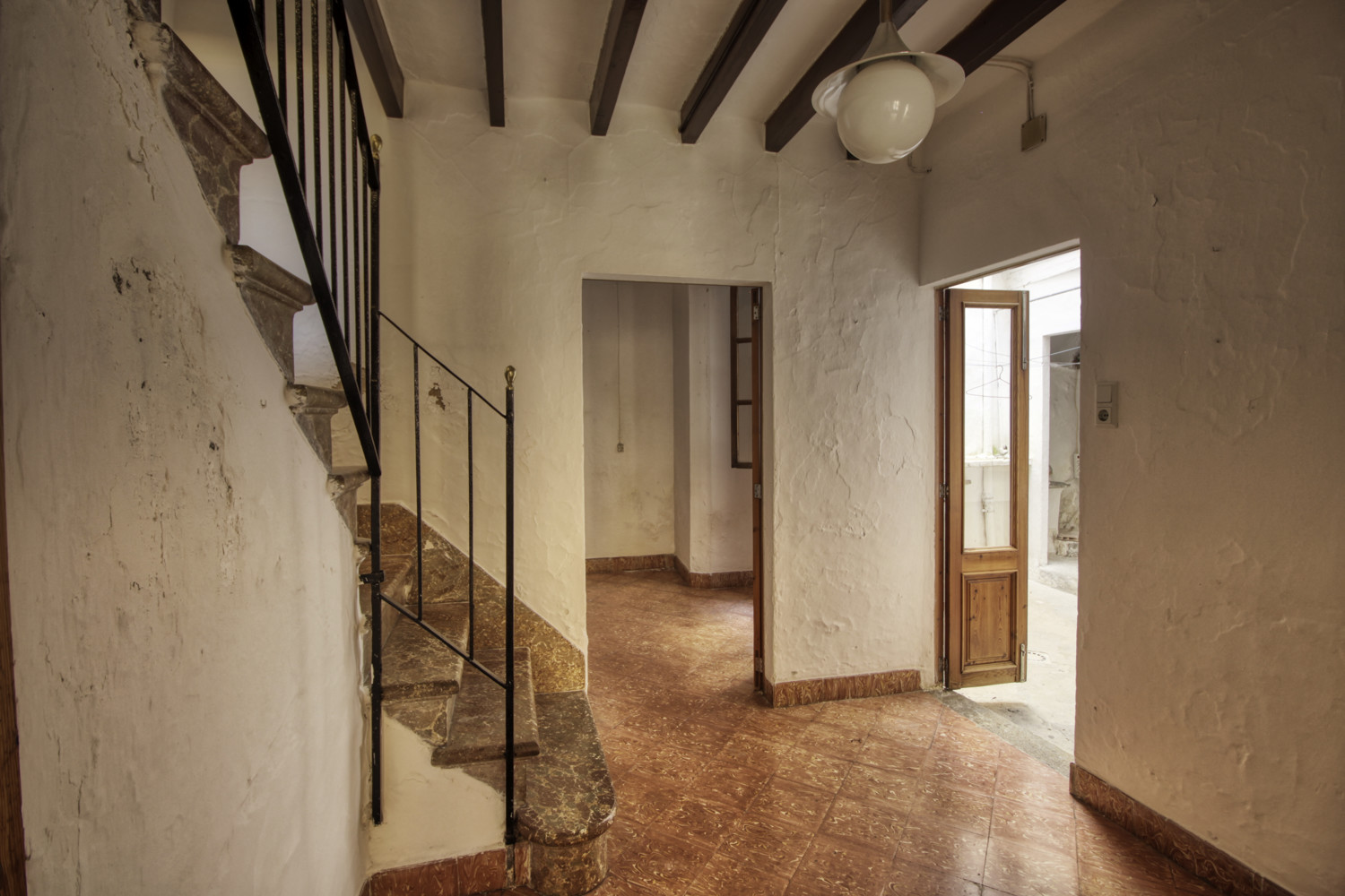 En-venta-gran-casa-Coliving-para-reformar-con-fantástica-terraza-en-muy-buena-zona-en-el-corazón-de-Pollensa
