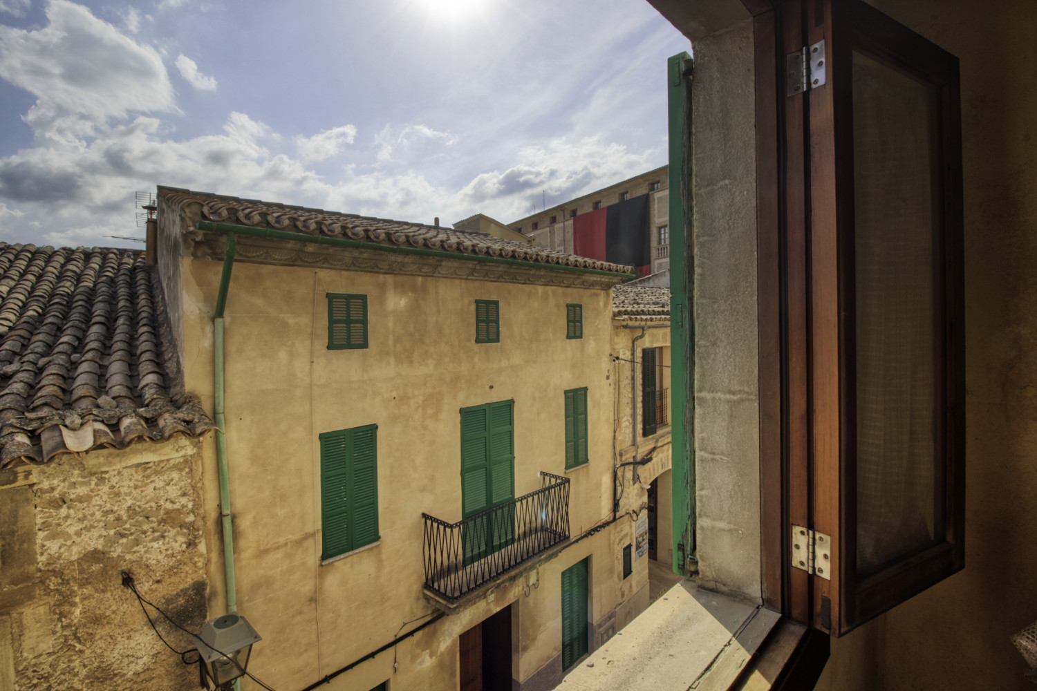 En-venta-gran-casa-Coliving-para-reformar-con-fantástica-terraza-en-muy-buena-zona-en-el-corazón-de-Pollensa
