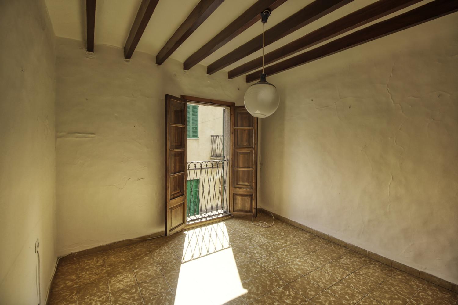En-venta-gran-casa-Coliving-para-reformar-con-fantástica-terraza-en-muy-buena-zona-en-el-corazón-de-Pollensa