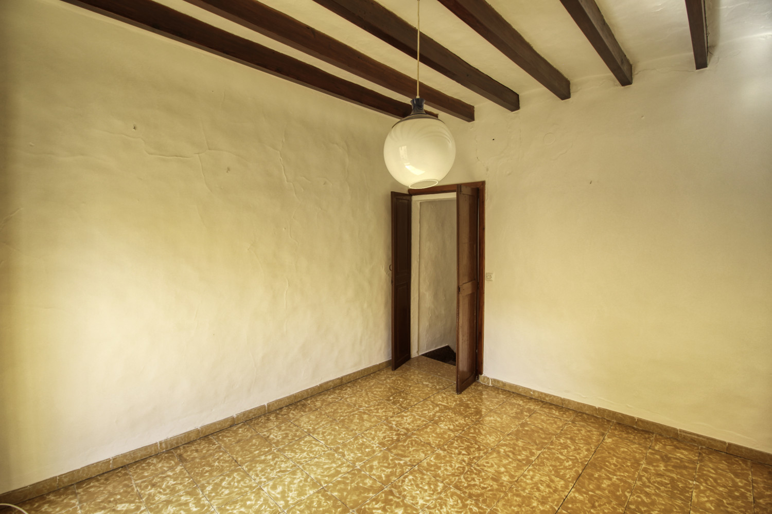 En-venta-gran-casa-Coliving-para-reformar-con-fantástica-terraza-en-muy-buena-zona-en-el-corazón-de-Pollensa