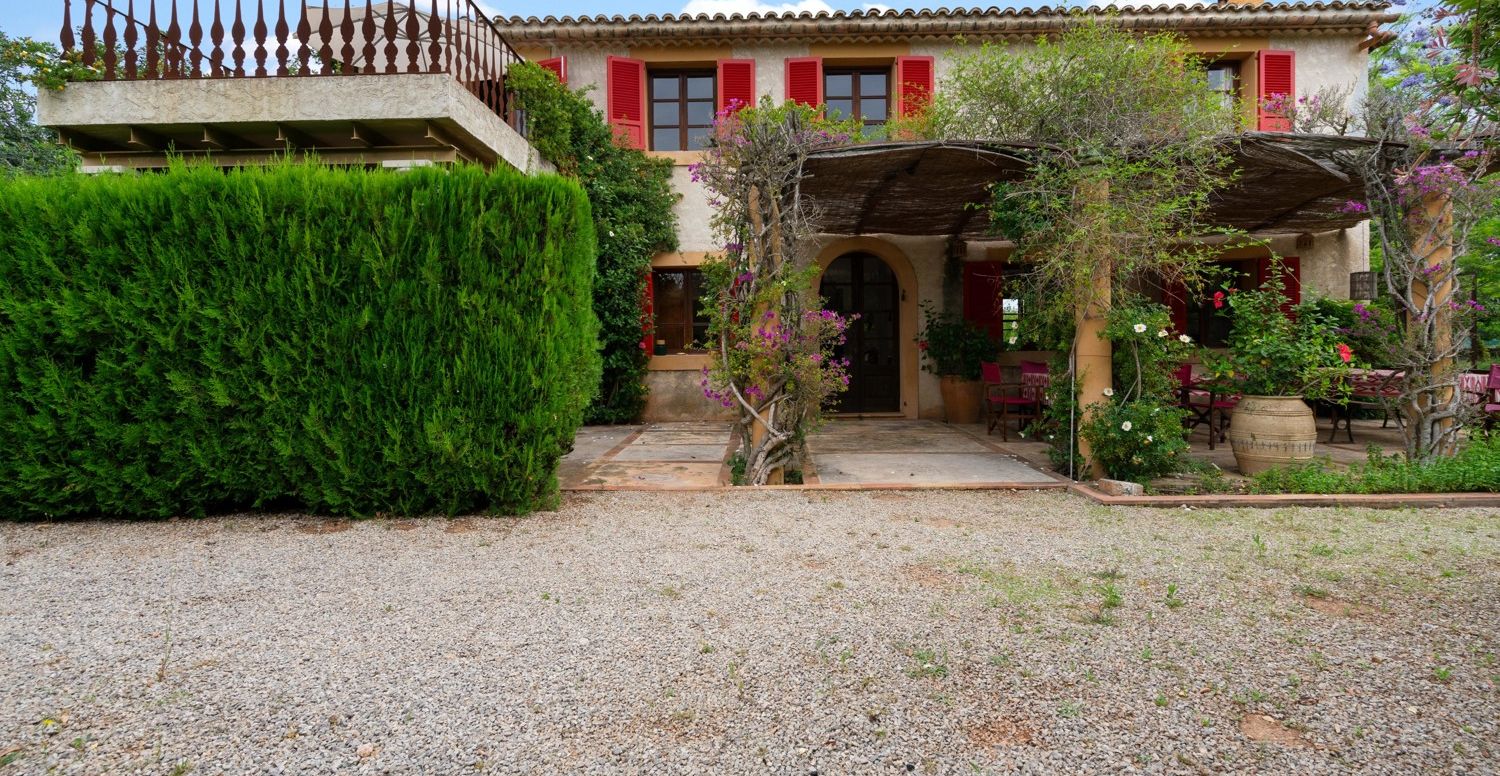 Finca-mit-Pool-und-Touristen-Lizenz-in-Pollensa