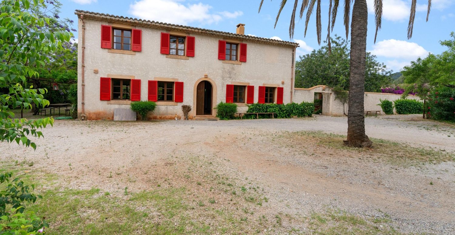Finca-mit-Pool-und-Touristen-Lizenz-in-Pollensa