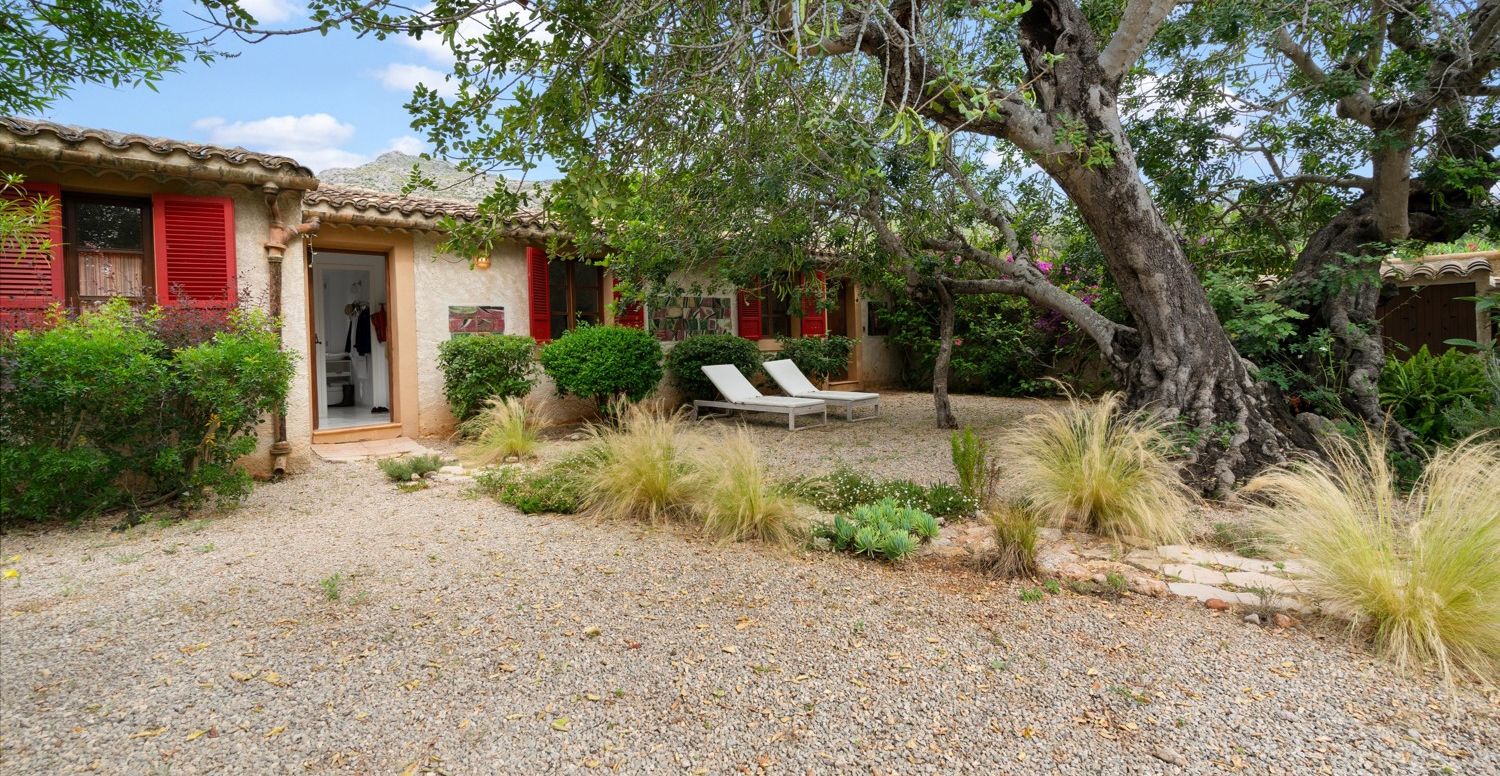 Finca-mit-Pool-und-Touristen-Lizenz-in-Pollensa