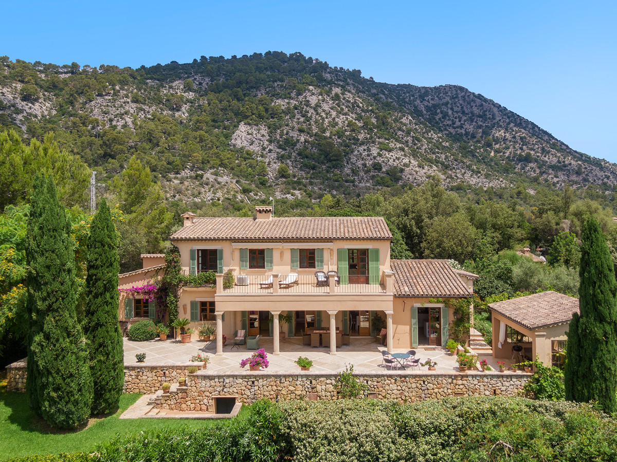 Espectacular-finca-con-despejadas-vistas-en-Pollensa-Mallorca