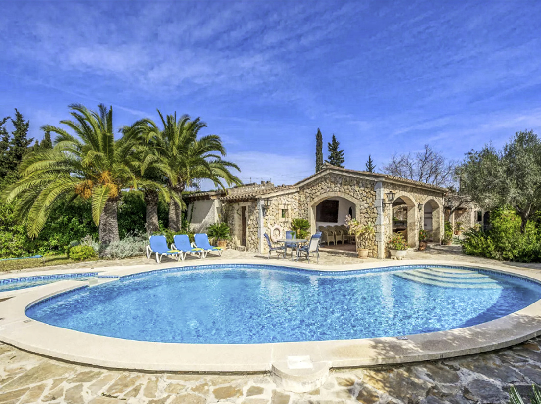 Zu verkaufen Finca mit zwei Villen, Ferienlizenz und Pools mit Jacuzzi in der Nähe von Puerto de Pollensa