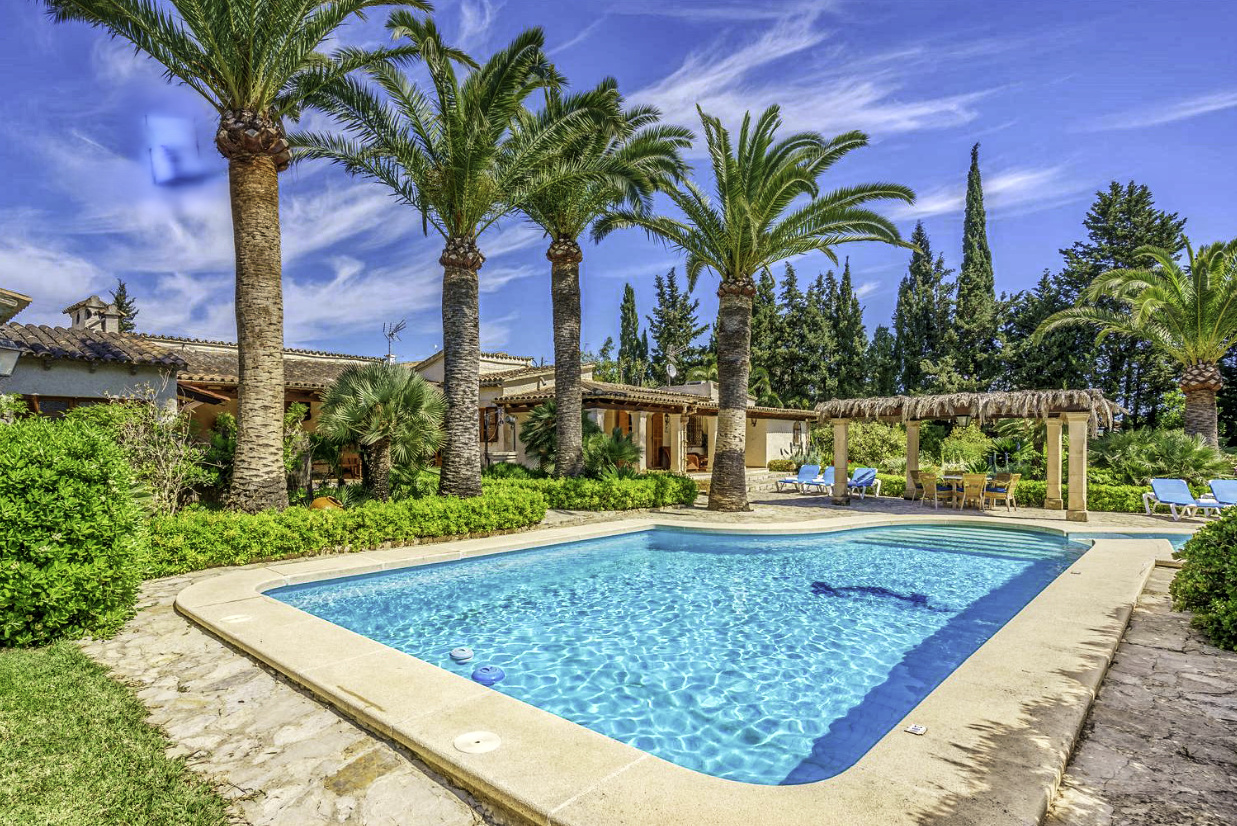 Zu verkaufen Finca mit zwei Villen, Ferienlizenz und Pools mit Jacuzzi in der Nähe von Puerto de Pollensa