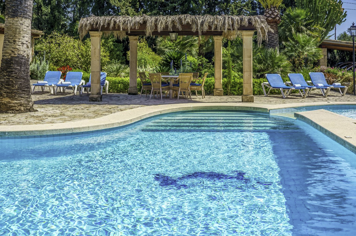 Zu verkaufen Finca mit zwei Villen, Ferienlizenz und Pools mit Jacuzzi in der Nähe von Puerto de Pollensa